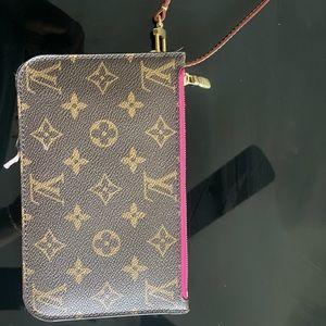 LV Neverfull wristlet
Good Condition
Brown, Cloth